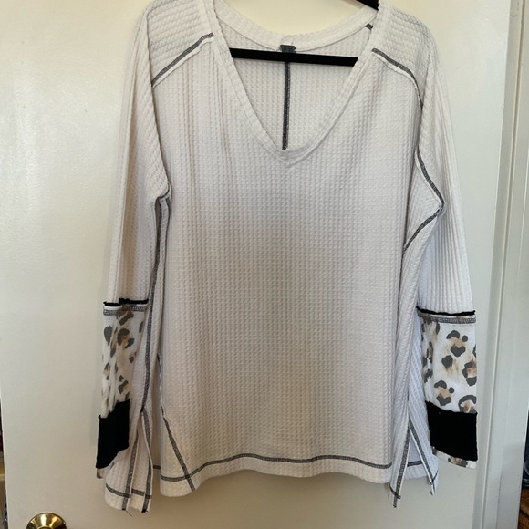 We The Free Living Leopard V-Neck Long Sleeve Thermal in Size Small - Picture 4 of 9